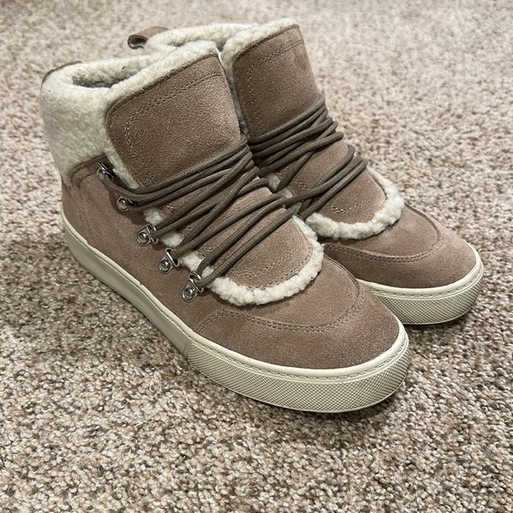 Marc Fisher Misana sneaker. - Picture 2 of 4
